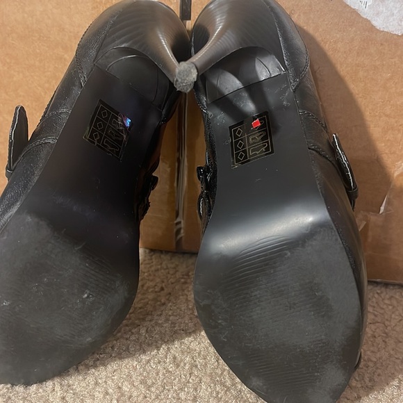 NYLA ankle open toes pumps. Pairs well with a pencil skirt. - Picture 5 of 5